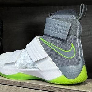 LeBron Soldier “Dunkman”